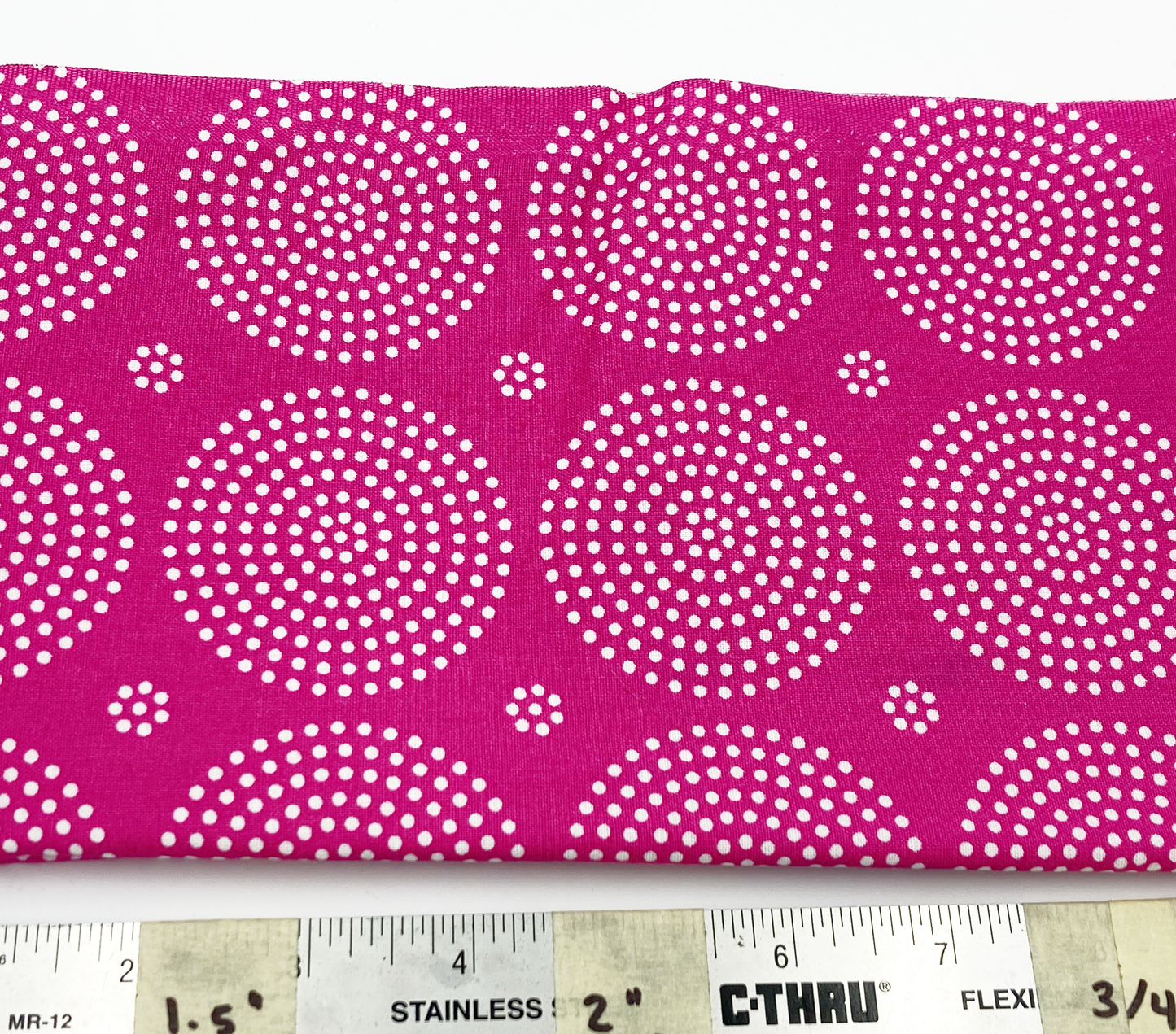 Spirals of polka dots on pink - martingale